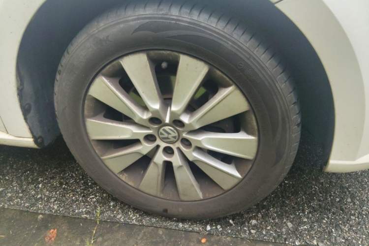 Used Volkswagen Lavida 2014 1.4TSI DSG 30th Anniversary Edition Right Front Wheel Hub