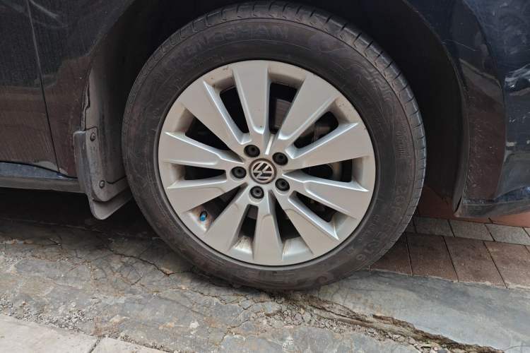 Used Volkswagen Lavida 2014 1.4TSI DSG 30th Anniversary Edition Right Front Wheel Hub