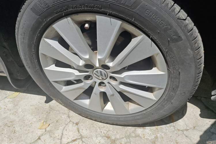 Used Volkswagen Lavida 2014 1.4TSI DSG 30th Anniversary Edition Right Front Wheel Hub