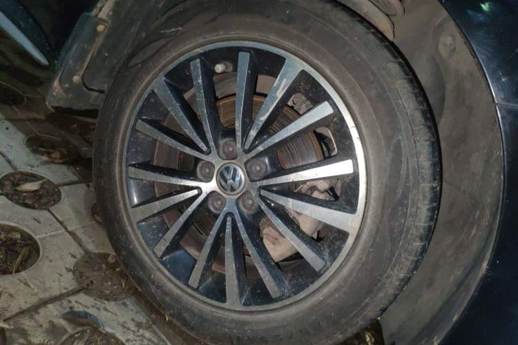 Used Volkswagen Lavida 2014 1.4TSI DSG Sport Edition Right Front Wheel Hub