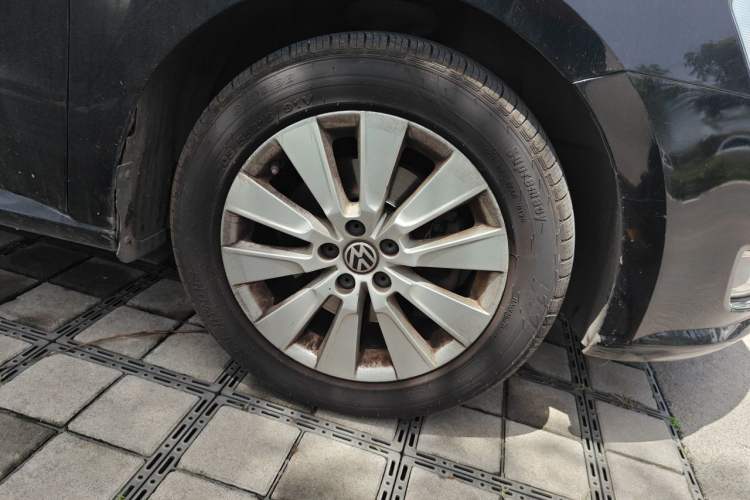 Used Volkswagen Lavida 2014 1.4TSI DSG 30th Anniversary Edition Right Front Wheel Hub