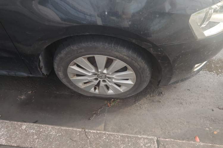 Used Volkswagen Lavida 2014 1.6L Automatic Sport Edition Right Front Wheel Hub