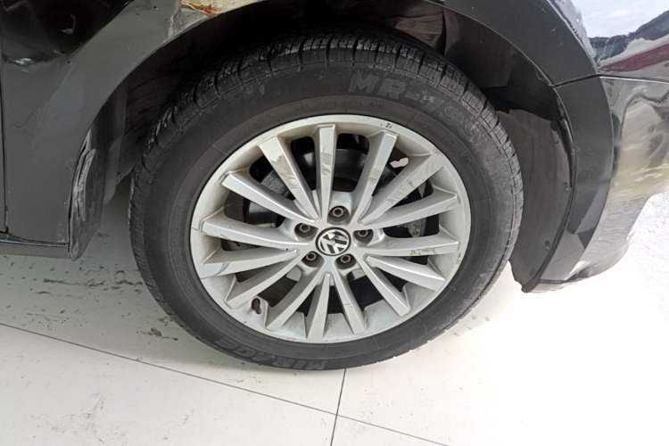 Used Volkswagen Lavida 2014 1.6L Automatic Sport Edition Right Front Wheel Hub