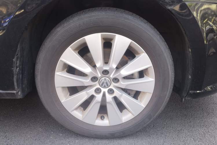 Used Volkswagen Lavida 2014 1.4TSI DSG Sport Edition Right Front Wheel Hub