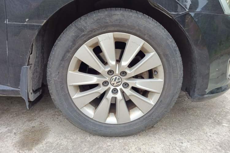 Used Volkswagen Lavida 2014 1.6L Automatic Sport Edition Right Front Wheel Hub