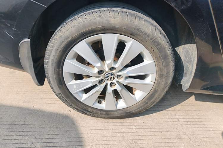 Used Volkswagen Lavida 2014 1.6L Automatic Sport Edition Right Rear Wheel Hub