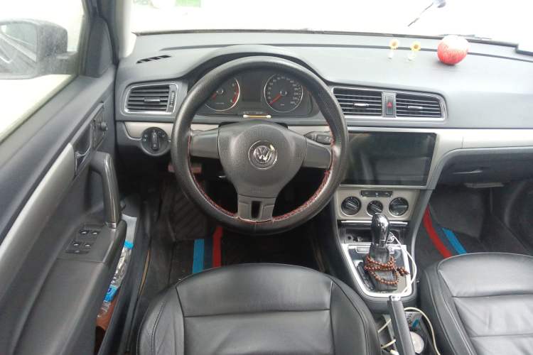 Used Volkswagen Lavida 2014 1.6L Automatic Sport Edition Steering Wheel