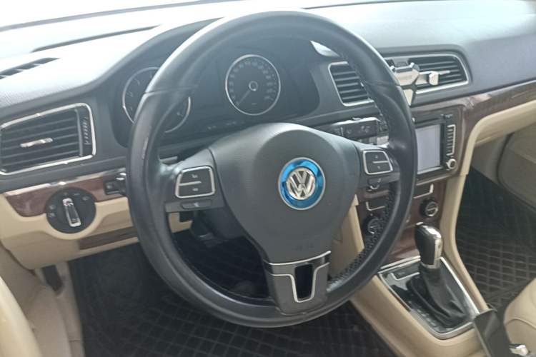 Used Volkswagen Lavida 2014 1.6L Automatic Sport Edition Steering Wheel