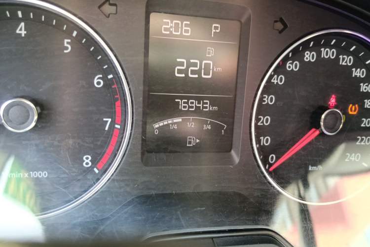 Used Volkswagen Lavida 2014 1.4 TSI DSG BlueMotion Technology Version Odometer Close Up