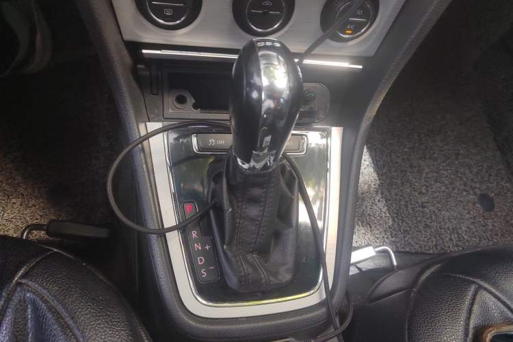 Used Volkswagen Lavida 2014 1.4 TSI DSG BlueMotion Technology Version Gear Lever