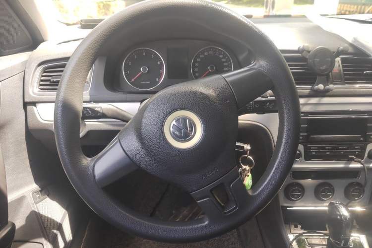 Used Volkswagen Lavida 2014 1.4 TSI DSG BlueMotion Technology Version Steering Wheel