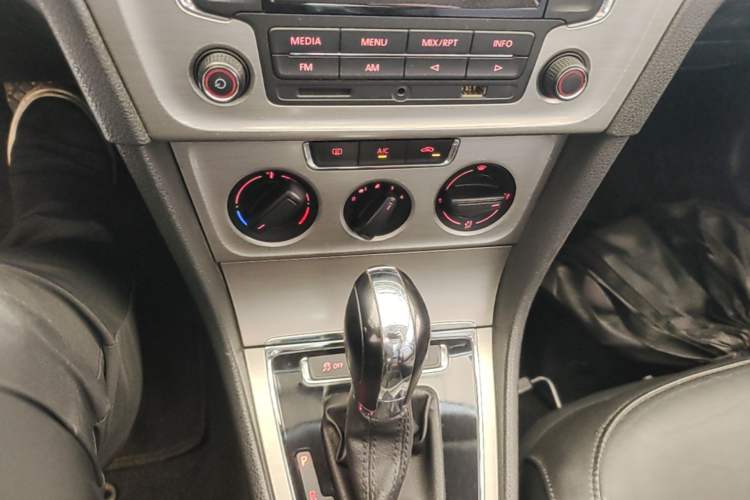 Used Volkswagen Lavida 2014 1.6L Automatic Sport Edition Audio And AC Panel