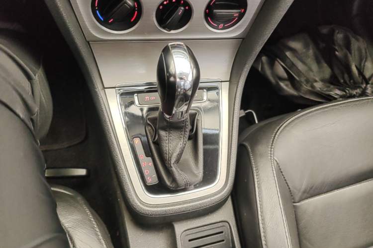 Used Volkswagen Lavida 2014 1.6L Automatic Sport Edition Gear Lever