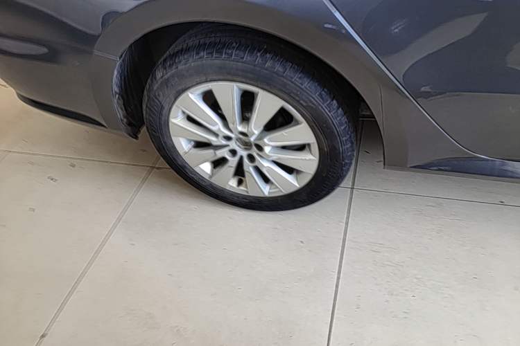Used Volkswagen Lavida 2014 1.6L Automatic Sport Edition Right Rear Wheel Hub