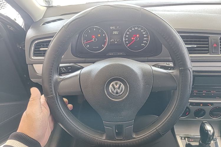 Used Volkswagen Lavida 2014 1.6L Automatic Sport Edition Steering Wheel