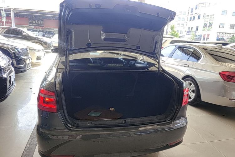 Used Volkswagen Lavida 2014 1.6L Automatic Sport Edition Trunk
