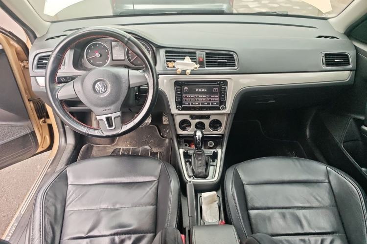 Used Volkswagen Lavida 2014 1.6L Automatic Sport Edition Center Console