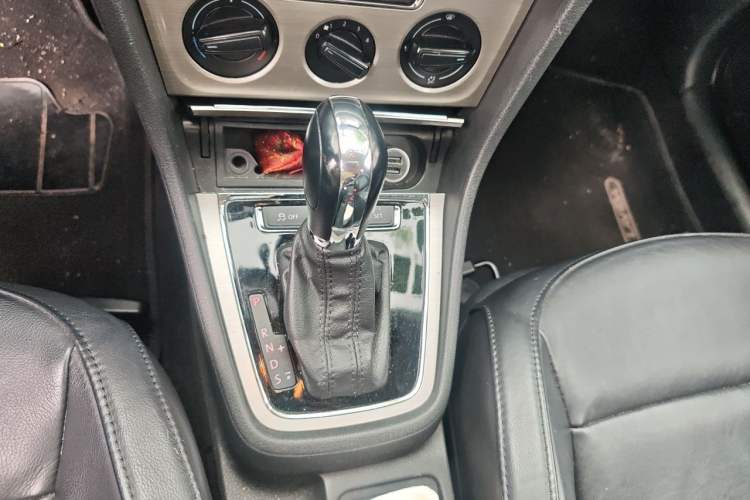 Used Volkswagen Lavida 2014 1.6L Automatic Sport Edition Gear Lever