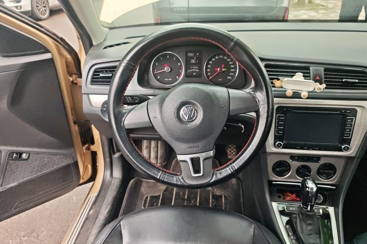 Used Volkswagen Lavida 2014 1.6L Automatic Sport Edition Steering Wheel