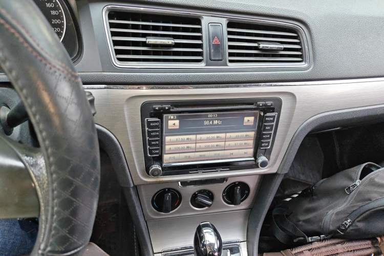 Used Volkswagen Lavida 2014 1.6L Automatic Sport Edition Audio And AC Panel