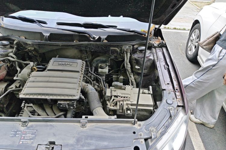 Used Volkswagen Lavida 2014 1.6L Automatic Sport Edition Engine Bay Left