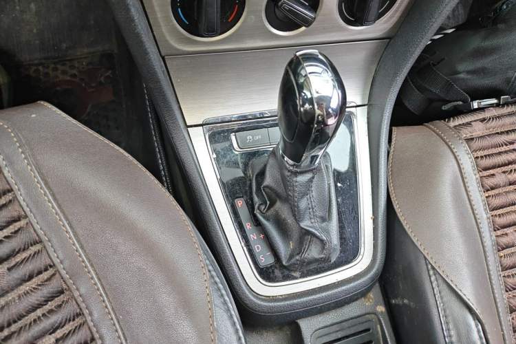 Used Volkswagen Lavida 2014 1.6L Automatic Sport Edition Gear Lever