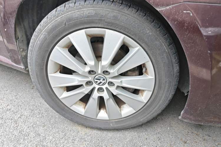 Used Volkswagen Lavida 2014 1.6L Automatic Sport Edition Right Front Wheel Hub