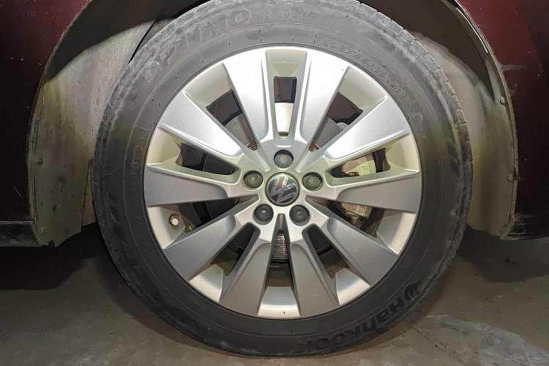Used Volkswagen Lavida 2014 1.6L Automatic Sport Edition Right Front Wheel Hub