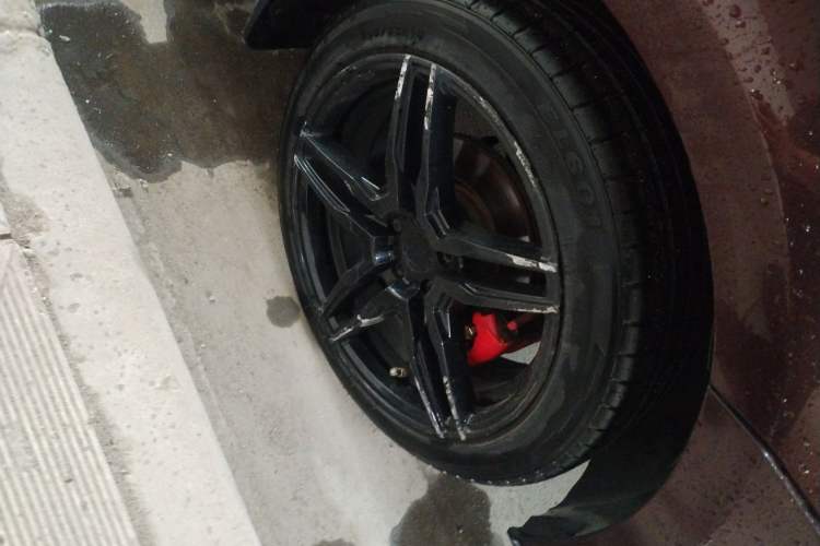 Used Volkswagen Lavida 2014 1.6L Automatic Sport Edition Right Front Wheel Hub