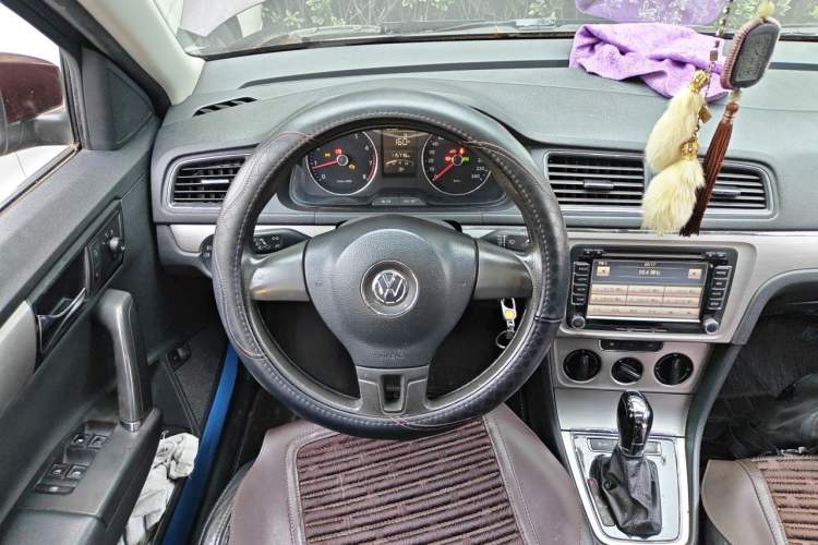 Used Volkswagen Lavida 2014 1.6L Automatic Sport Edition Steering Wheel