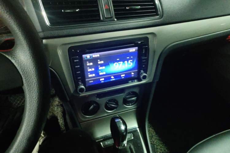 Used Volkswagen Lavida 2014 1.6L Automatic Sport Edition Audio And AC Panel