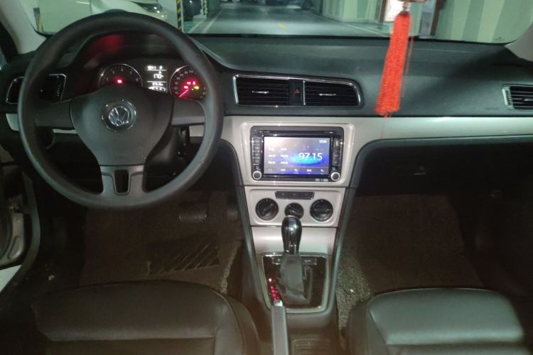 Used Volkswagen Lavida 2014 1.6L Automatic Sport Edition Center Console