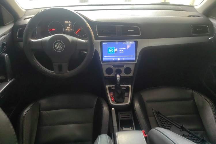 Used Volkswagen Lavida 2014 1.6L Automatic Sport Edition Center Console