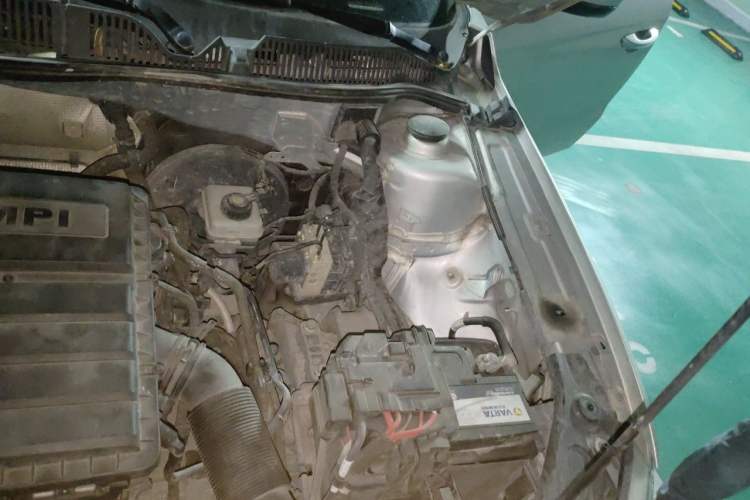 Used Volkswagen Lavida 2014 1.6L Automatic Sport Edition Engine Bay Left