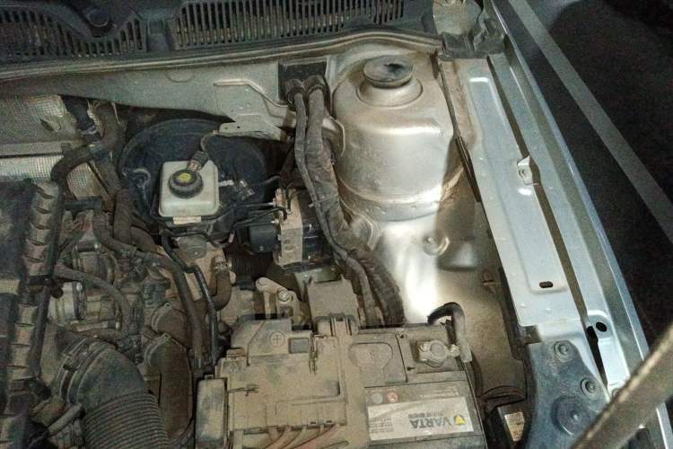 Used Volkswagen Lavida 2014 1.6L Automatic Sport Edition Engine Bay Left