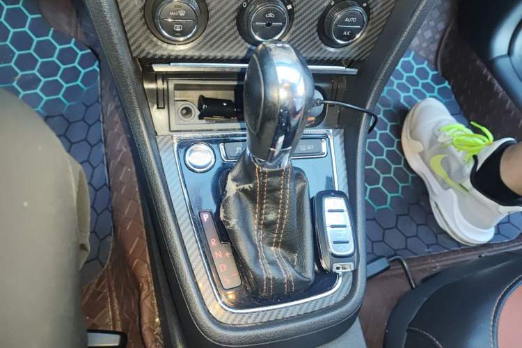 Used Volkswagen Lavida 2014 1.4TSI DSG Sport Edition Gear Lever