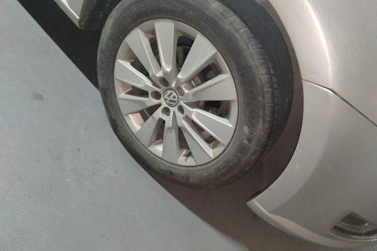 Used Volkswagen Lavida 2014 1.6L Automatic Sport Edition Right Front Wheel Hub