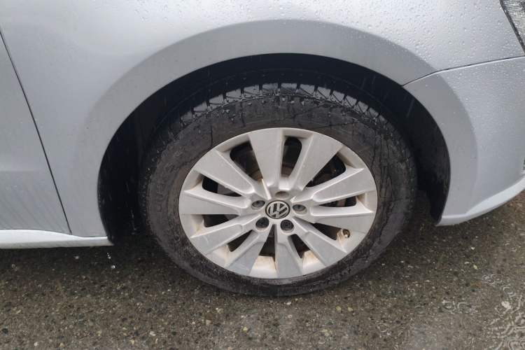 Used Volkswagen Lavida 2014 1.6L Automatic Sport Edition Right Front Wheel Hub