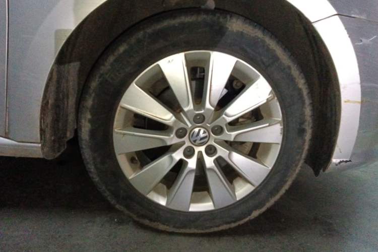 Used Volkswagen Lavida 2014 1.6L Automatic Sport Edition Right Front Wheel Hub