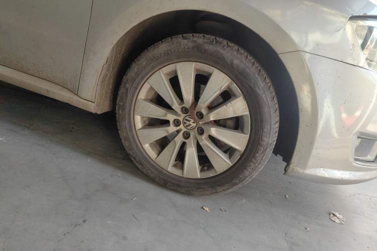 Used Volkswagen Lavida 2014 1.6L Automatic Sport Edition Right Front Wheel Hub