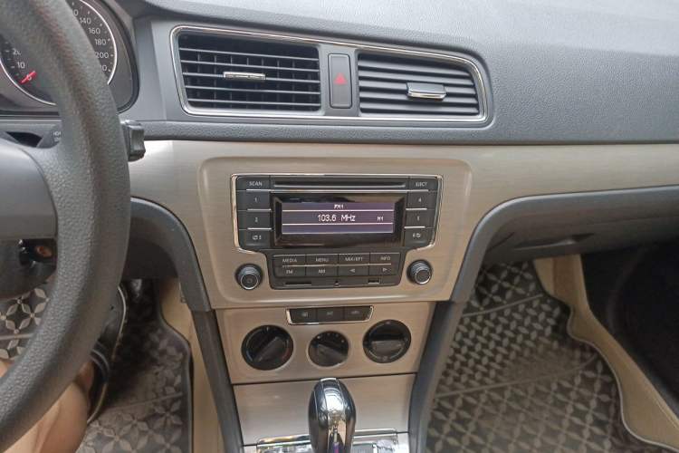 Used Volkswagen Lavida 2014 1.6L Automatic Sport Edition Audio And AC Panel