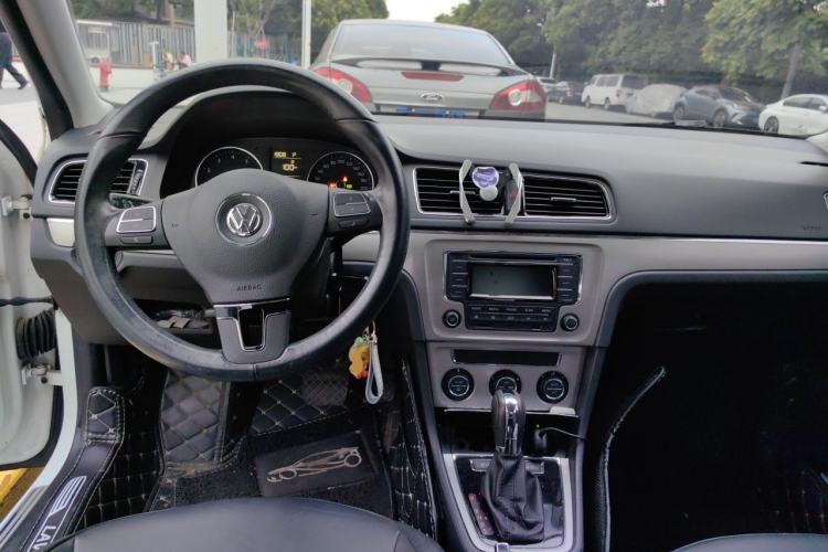 Used Volkswagen Lavida 2014 1.6L Automatic Sport Edition Center Console