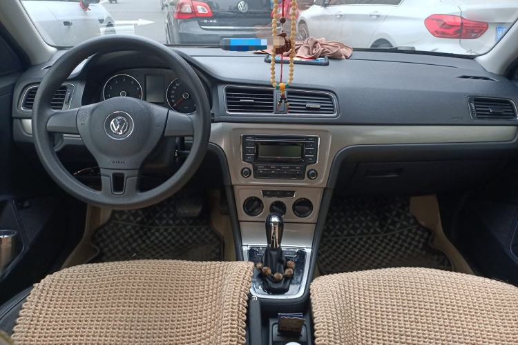 Used Volkswagen Lavida 2014 1.6L Automatic Sport Edition Center Console