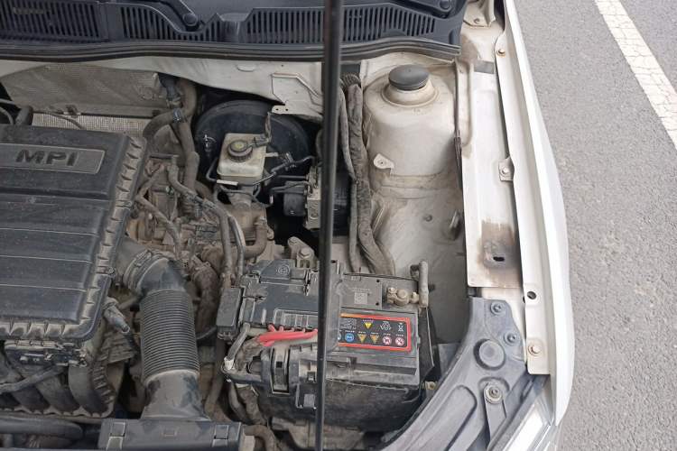 Used Volkswagen Lavida 2014 1.6L Automatic Sport Edition Engine Bay Left