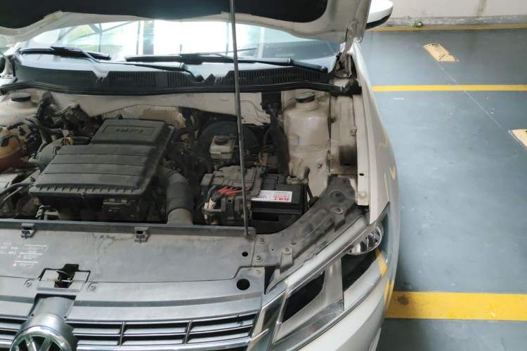 Used Volkswagen Lavida 2014 1.6L Automatic Sport Edition Engine Bay Left