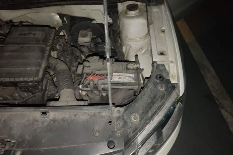 Used Volkswagen Lavida 2014 1.6L Automatic Sport Edition Engine Bay Left