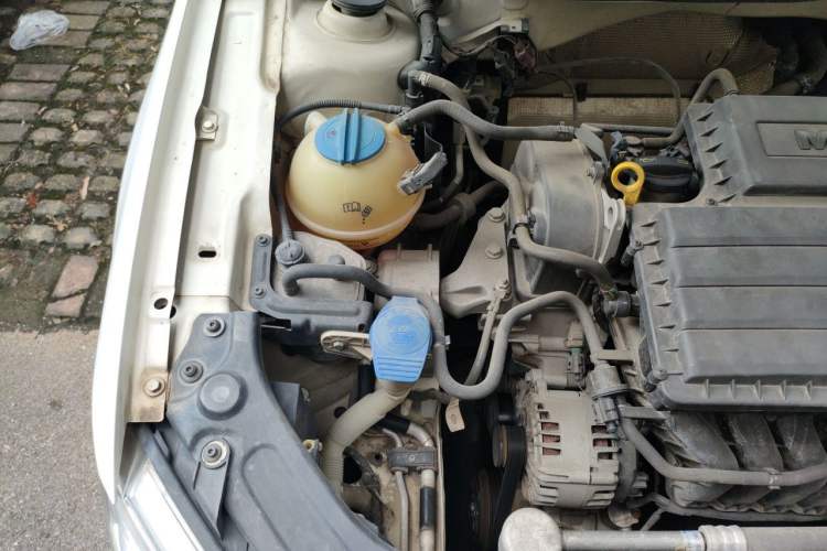 Used Volkswagen Lavida 2014 1.6L Automatic Sport Edition Engine Bay Right