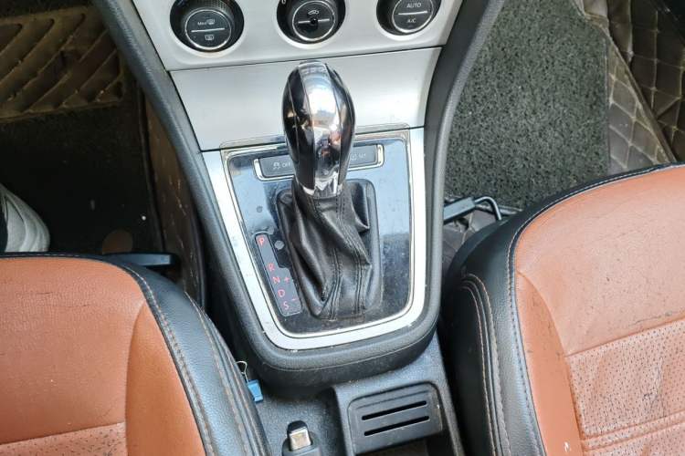 Used Volkswagen Lavida 2014 1.4 TSI DSG BlueMotion Technology Version Gear Lever