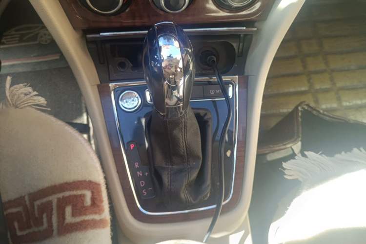 Used Volkswagen Lavida 2014 1.6L Automatic Sport Edition Gear Lever