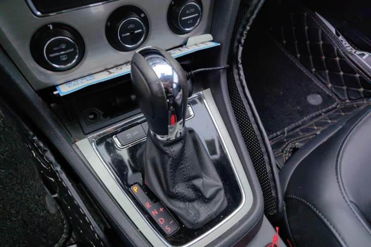 Used Volkswagen Lavida 2014 1.6L Automatic Sport Edition Gear Lever